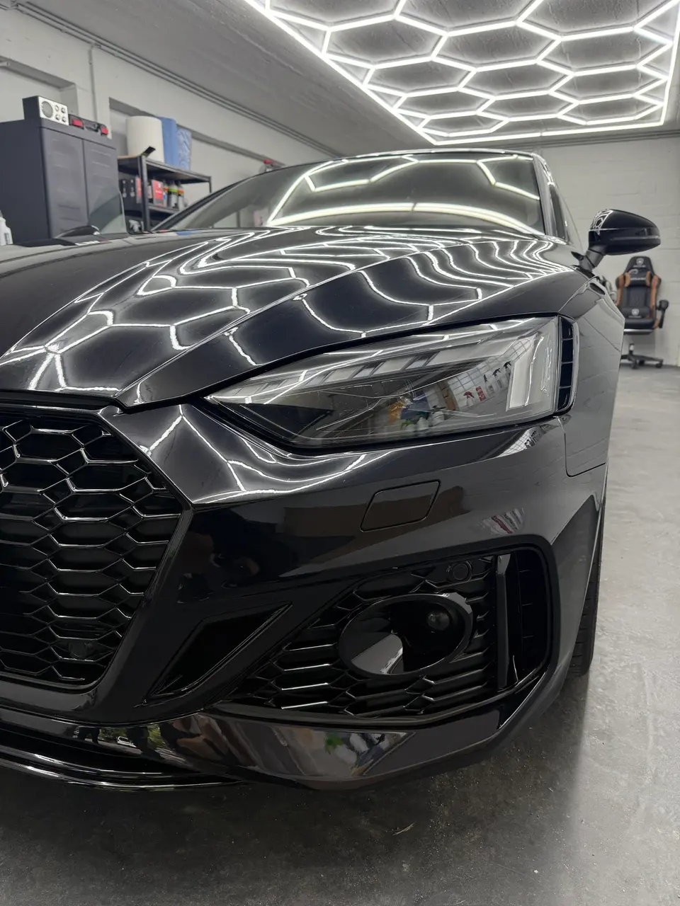 Schwarzer Audi in der Werkstatt von WM Autopflege in Berlin-Spandau