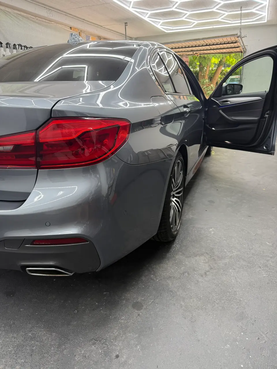 Grauer BMW im WM Autopflege Studio in Spandau
